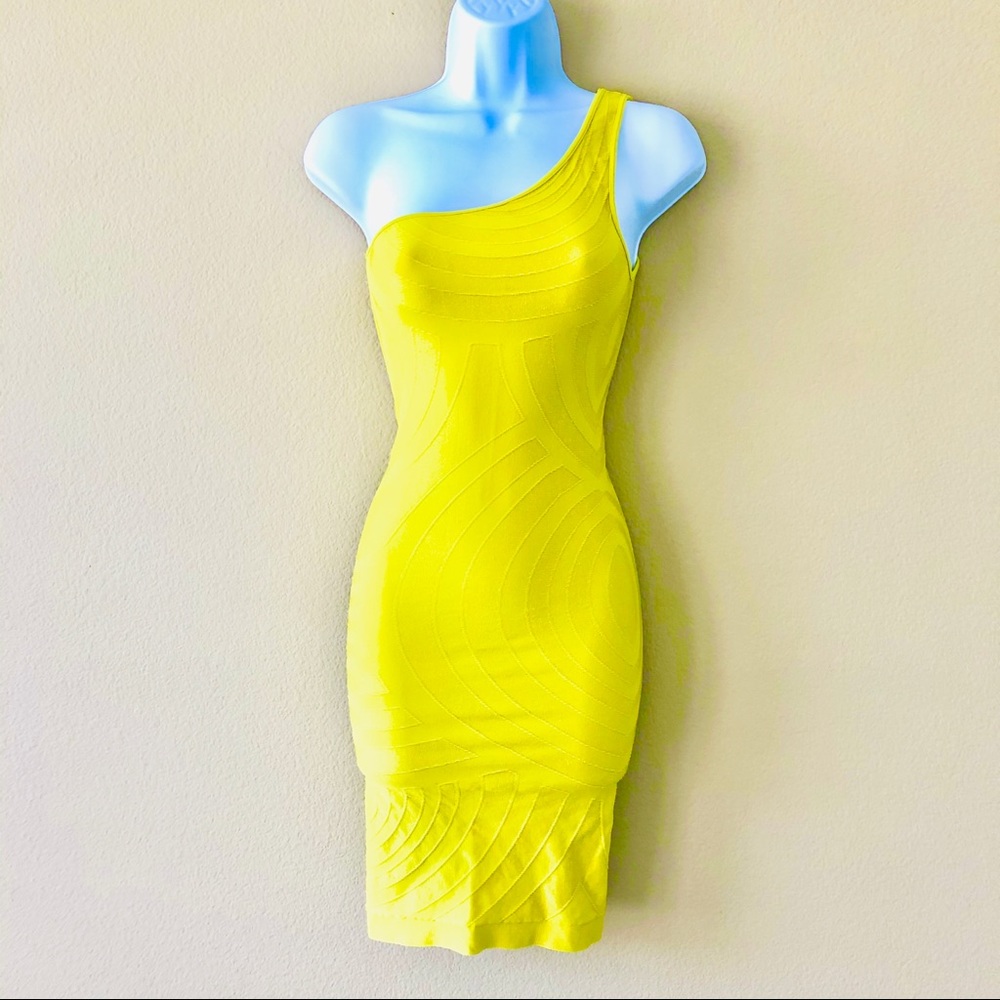 🎁 2xHP💘BEBE⚡️Yellow Lime One Shoulder Dress_S